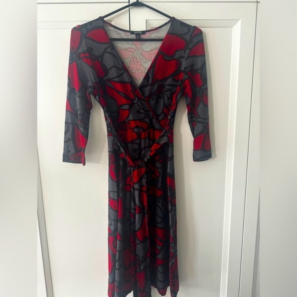 3/$30✨Grey and red Jacob dress